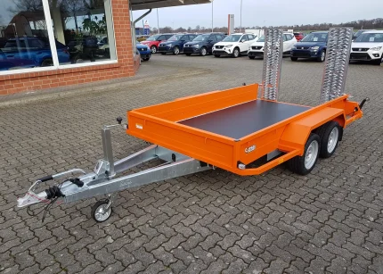 Saris Baumaschinenanhänger 3500 kg Seitenansicht mit Auffahrrampen