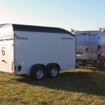 Debon Roadster 700 Doppelachs-Kofferanhänger Außenansicht