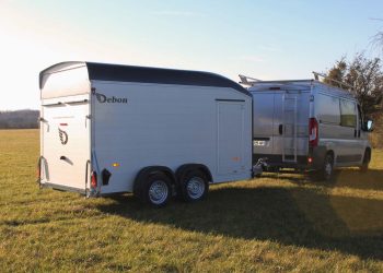 Debon Roadster 700 Doppelachs-Kofferanhänger Außenansicht