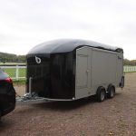 Roadster 1000 Pro geschlossener Aluminium-Anhänger, 3/4-Ansicht