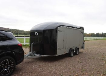 Roadster 1000 Pro geschlossener Aluminium-Anhänger, 3/4-Ansicht